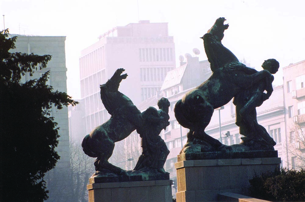 the-horses-sculputes-in-front-of-parlament1